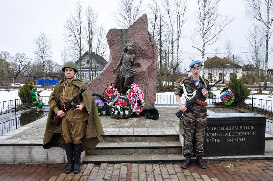 Памятник ленинградским детям на станции лычково. Лычково новгородская область. Село лычково новгородская обл. Дома лычково. Лычково новгородская трагедия.